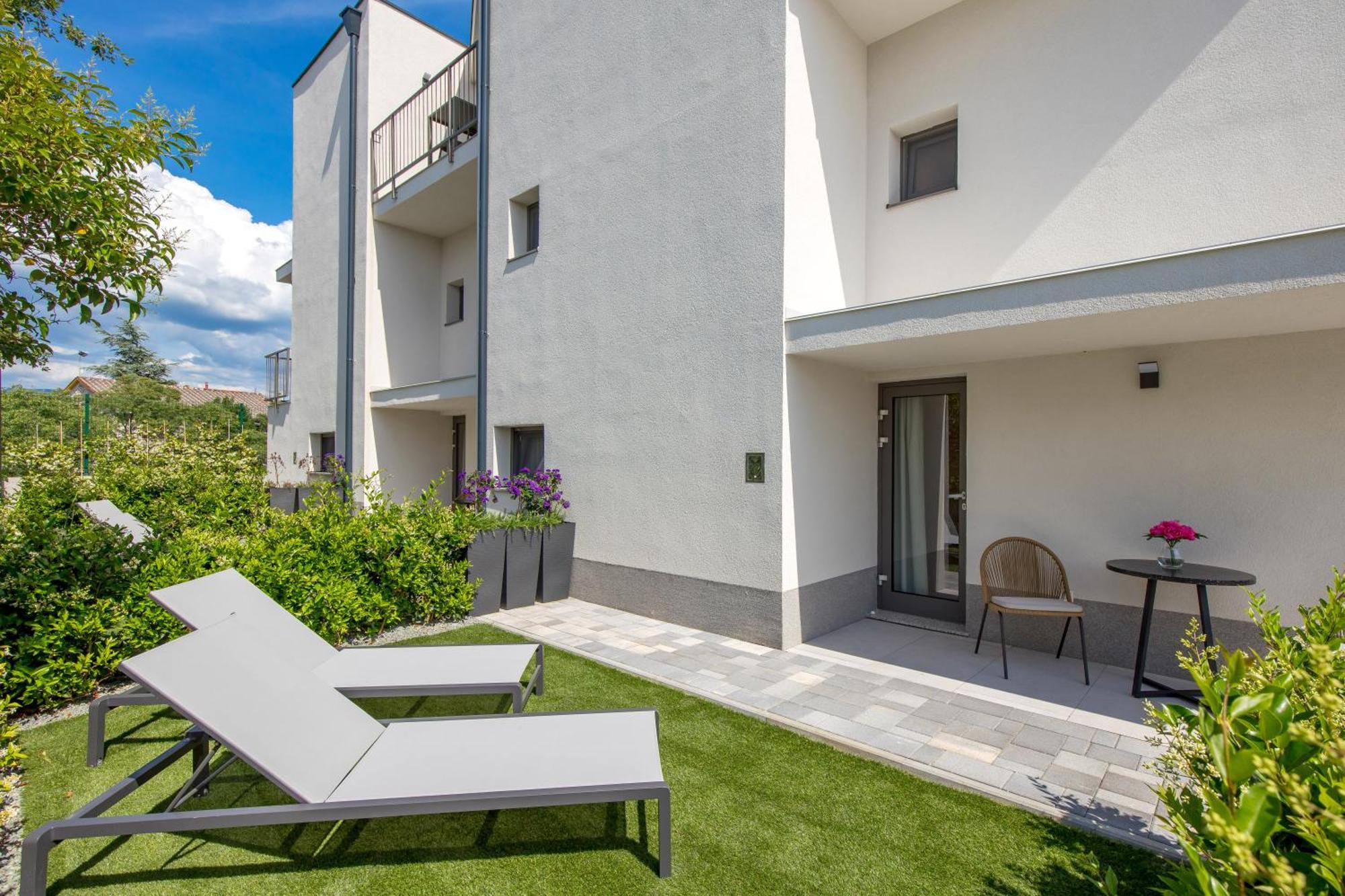 Mara M 2 I M 3 Heated Pool Apartment Omisalj