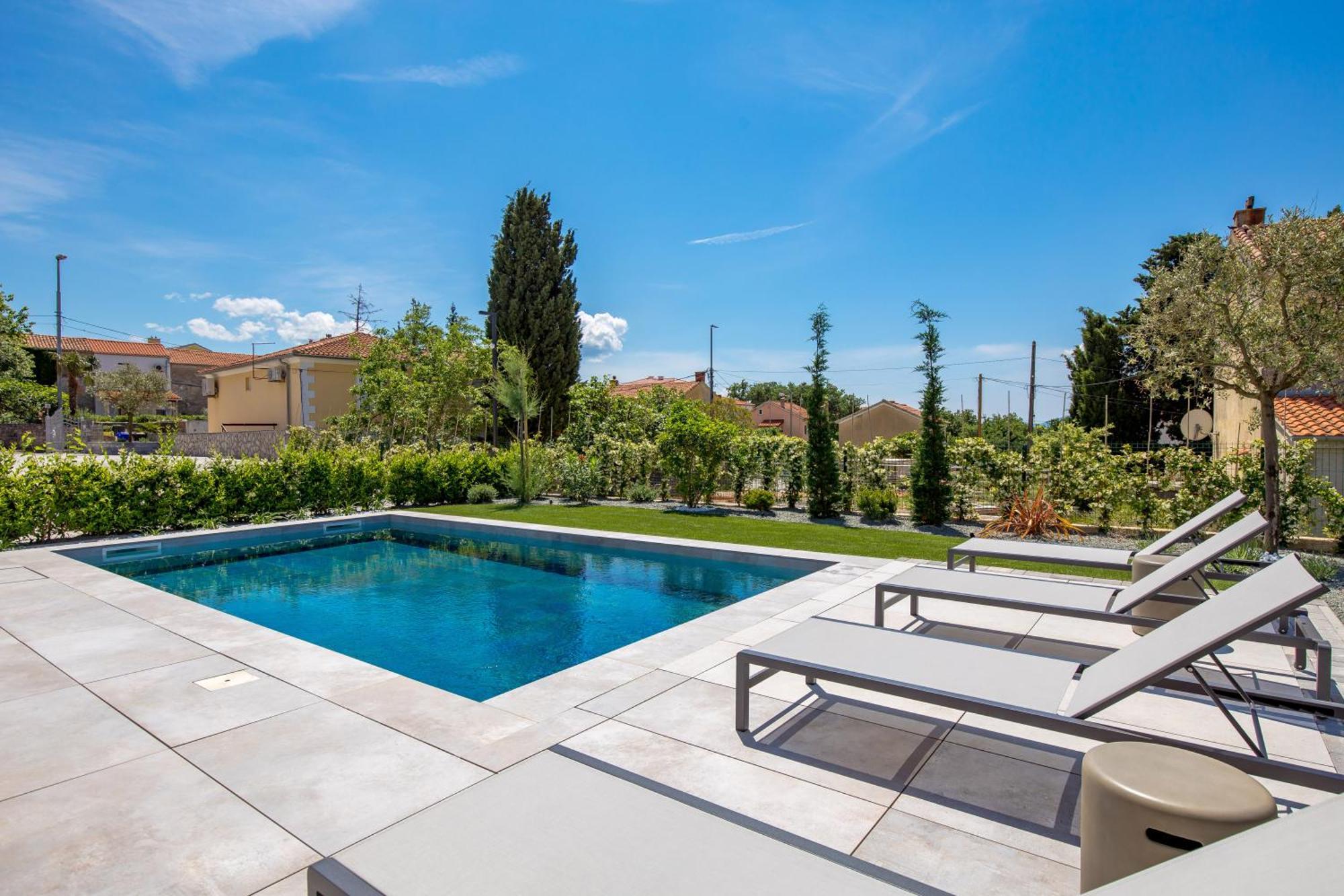 Mara M 2 I M 3 Heated Pool *