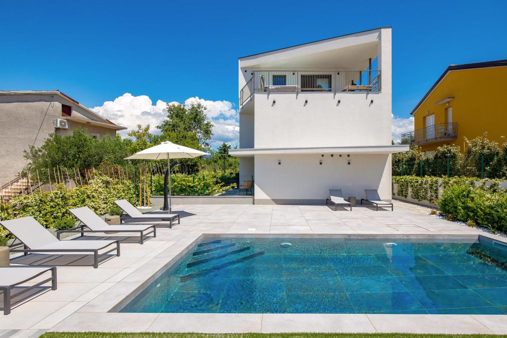 Mara M 2 I M 3 Heated Pool *
