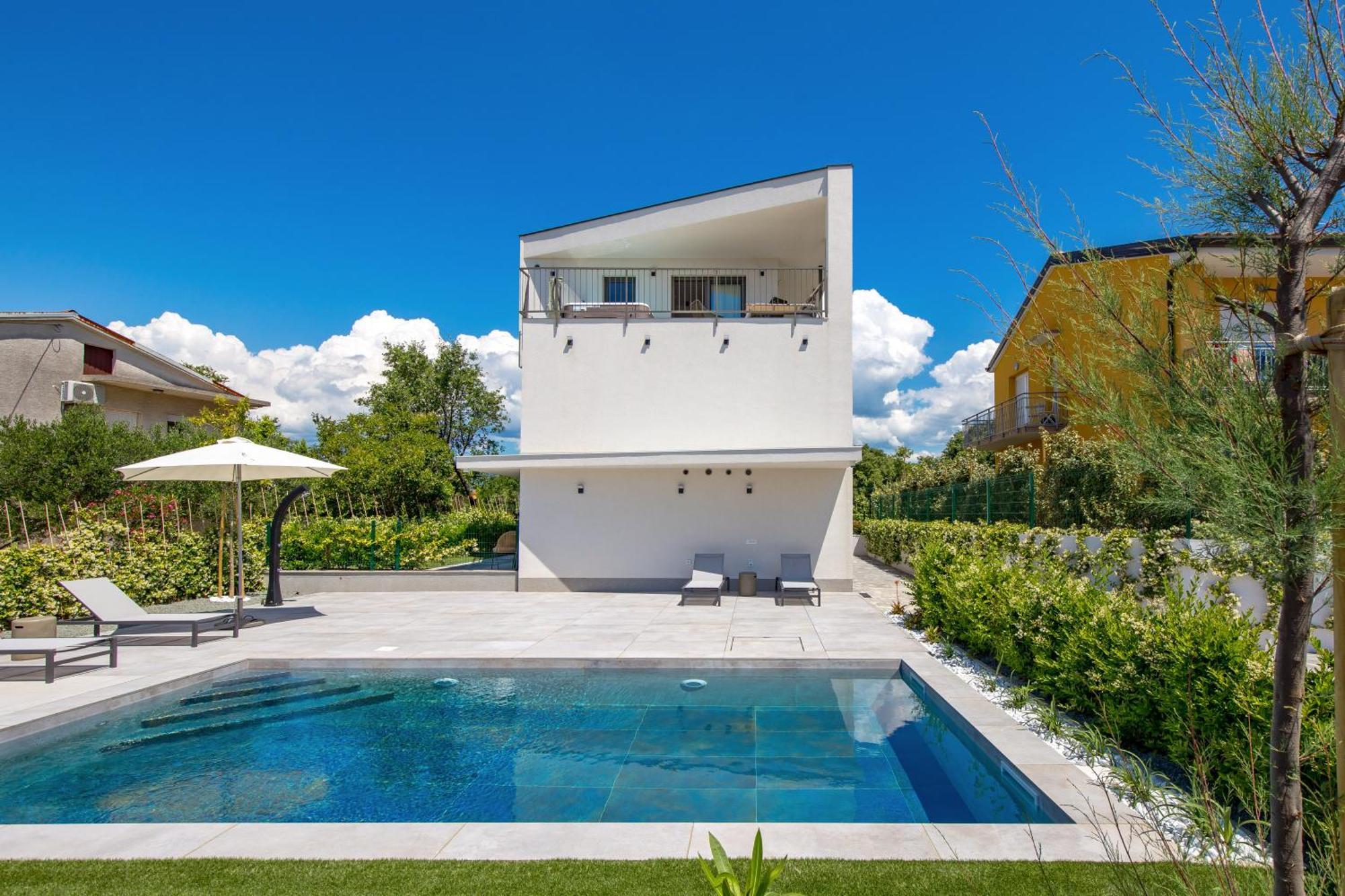 Mara M 2 I M 3 Heated Pool