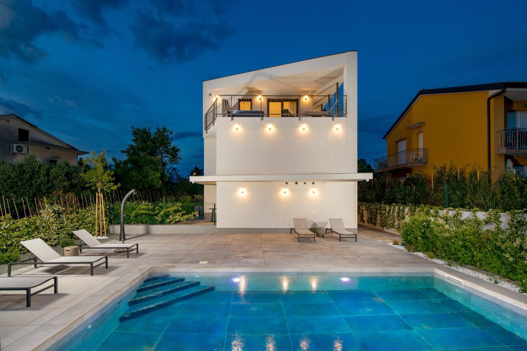 Mara M 2 I M 3 Heated Pool *