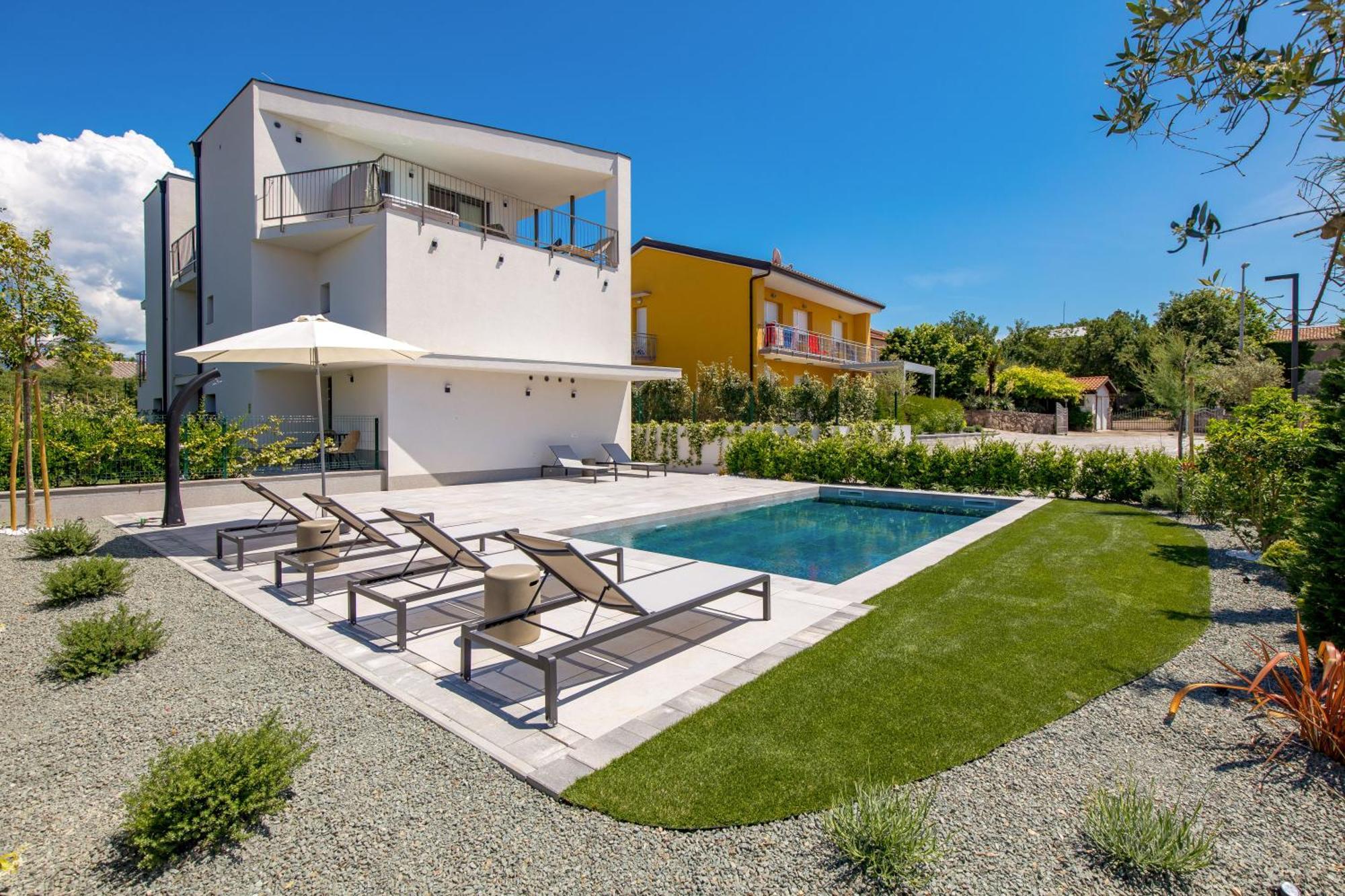 Mara M 2 I M 3 Heated Pool