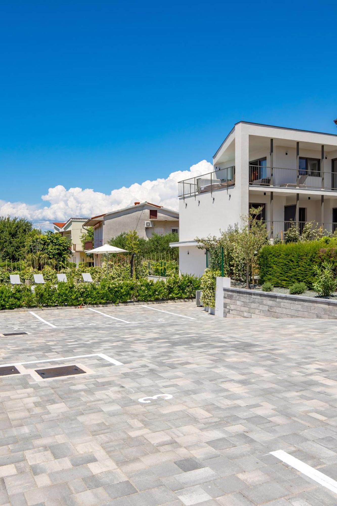 Mara M 2 I M 3 Heated Pool Apartament Omišalj